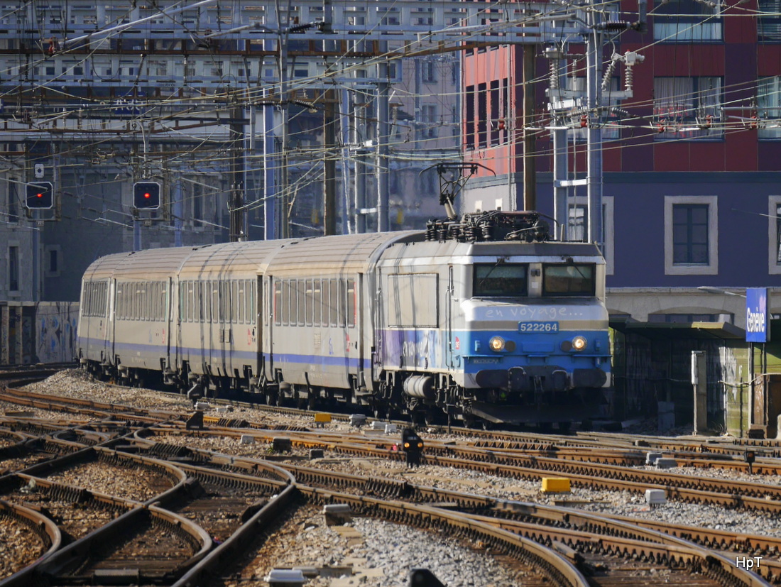 SNCF - Lok 522664 mit Zug bei der einfahrt im Bahnhof Genf am 08.03.2015
