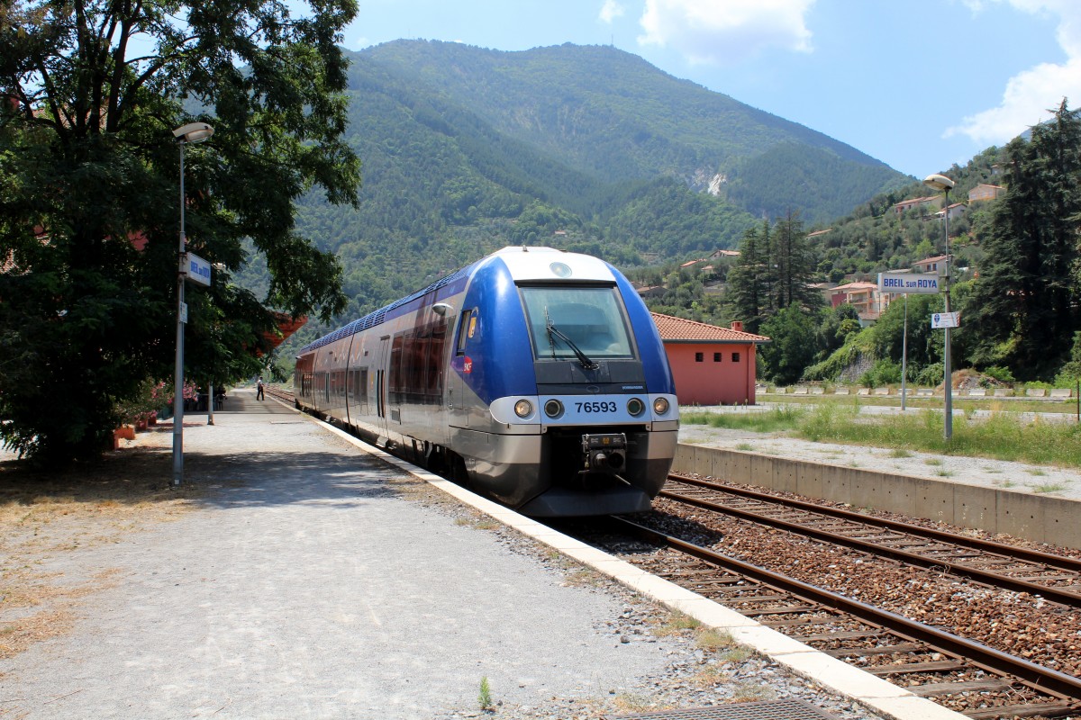 SNCF TER Provence-Alpes-Côte d'Azur - Strecke: Nice / Nizza - Breil - Tende - Cuneo: Der Triebzug X76593/76594 verlässt Breil-sur-Roya in Richtung Tende. - Datum: 26. Juli 2015.