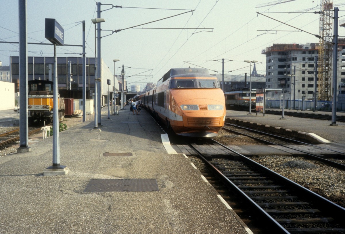 SNCF: TGV (TGV-PSE 75) nach Paris steht am 30. Juli 1992 am Bahnsteig im Bahnhof Grenoble.