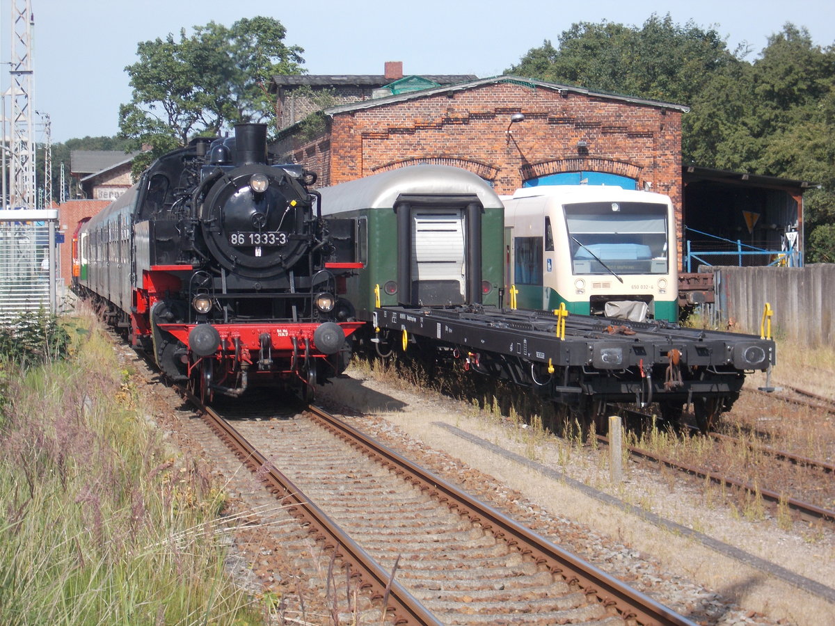 So ein Hochbetrieb gab es am Lokschuppen in Bergen/Rügen schon lange nicht mehr.Am 06.Juli 2017 fotografierte ich die 86 1333,dann abgestellte Wagen und Rechts den Stammtriebwagen VT650 032.