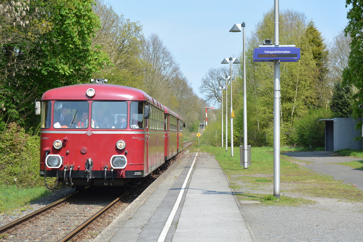 So ein Uerdinger nacht schon mächtig Wind. Bei der Durchfahrt durch Wulfen wirbelte die dreifach Traktion Uerdinger viele Blätter im Gleis auf und wirbelte sie quer über den Bahnsteig.

Wulfen 01.05.2016