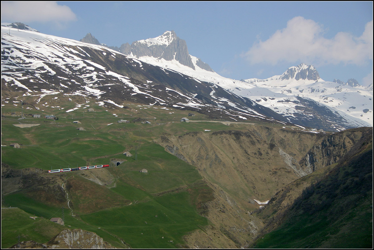 So groß die Landschaft, so klein der Zug - 

Ein Glacier-Express auf der Steilstrecke zwischen Andermatt und Nätschen. Die Frage ist, wohin führt dieser Tunnel? Ein Nachschuss ist hier angebracht, der der Zug ins Bild hinein fahren soll, an dieser Stelle. Das Bild habe ich schon mal gezeigt, jetzt aber in größerer Auflösung. 

13.05.2008 (M)