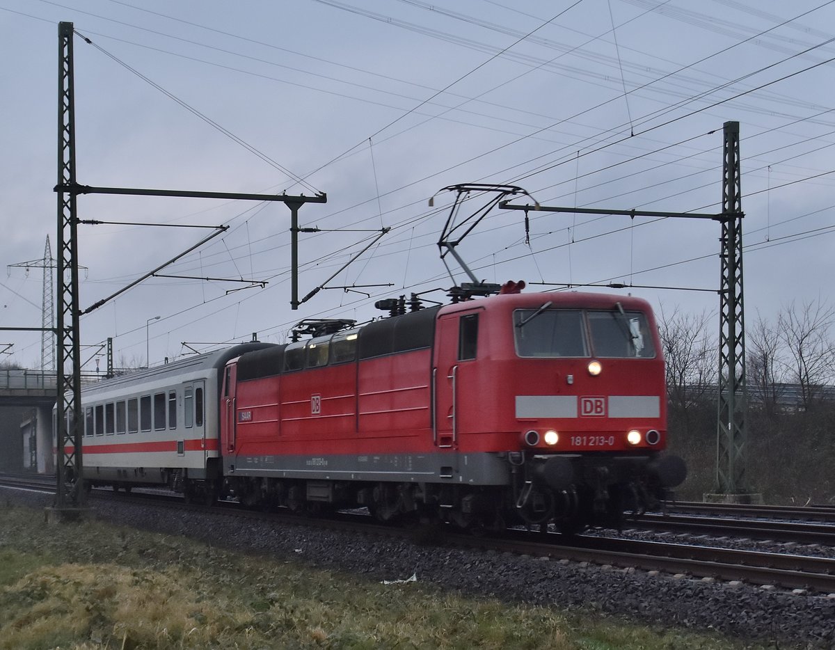 So lange der PbZ noch mit einer 181 fährt, gehört er abgelichtet.
Hier kommt die 181 213-0 mit nur einem Wagen gen Abstellbahnhof Düsseldorf gefahren.
10.2.2018