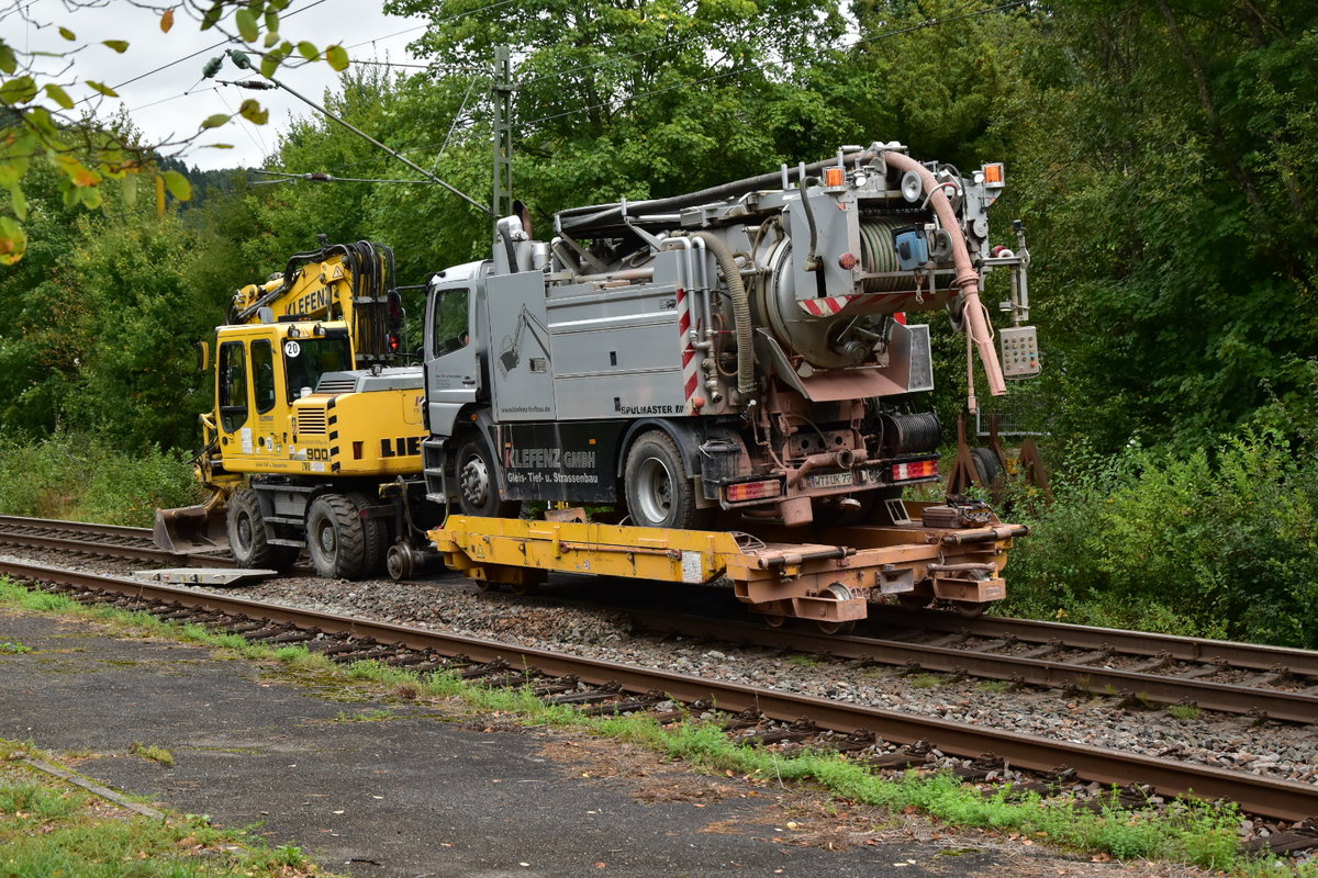 So nun ist es mir heute Mittag doch gelungen ein Bild vom LKW auf dem Tragwagen mit dem Bagger zu machen. Neckargerach den 9.9.2017