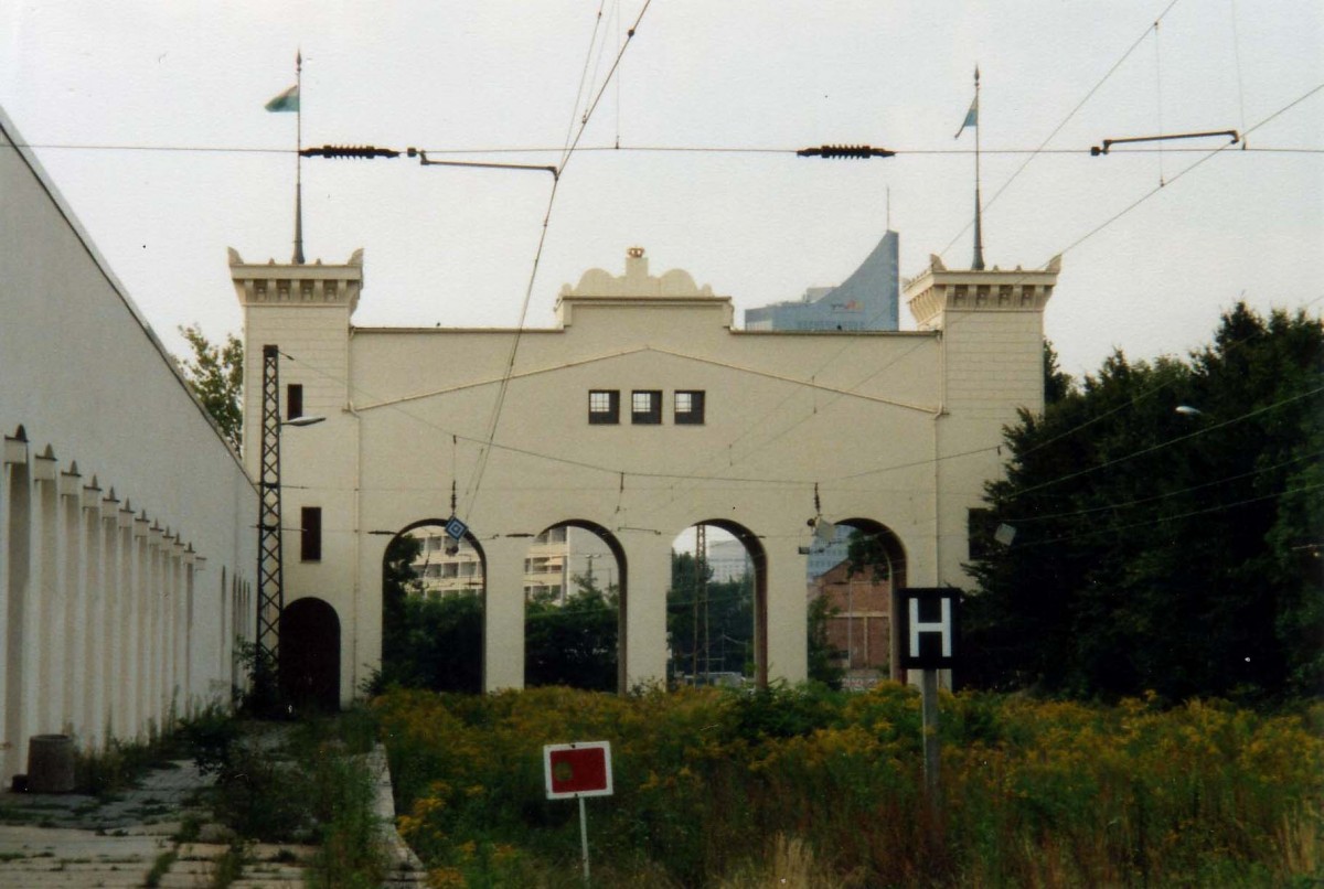 So sah der Bayerische Bahnhof in Leipzig vor dem Umbau aus. Blick auf das Portal von der Bahnsteigseite. Das Bild entstand 2001.
