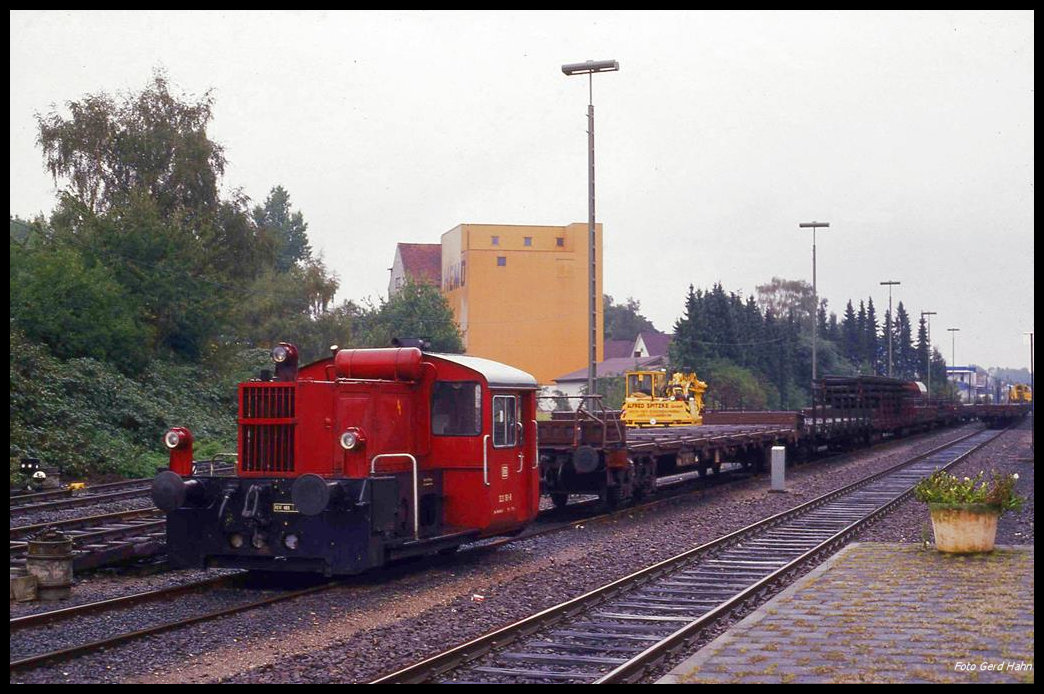 So viele Gleise hatte einst der heute eingleisige Bahnhof Dissen - Bad Rothenfelde auf der Strecke  Haller Willem  zwischen Osnabrück und Bielefeld. 
Selten waren Güterzüge in Dissen anzutreffen. Am 9.10.1989 hatte ich das Glück,  Köf 323181 mit einem Bauzug dort fotografieren zu können.