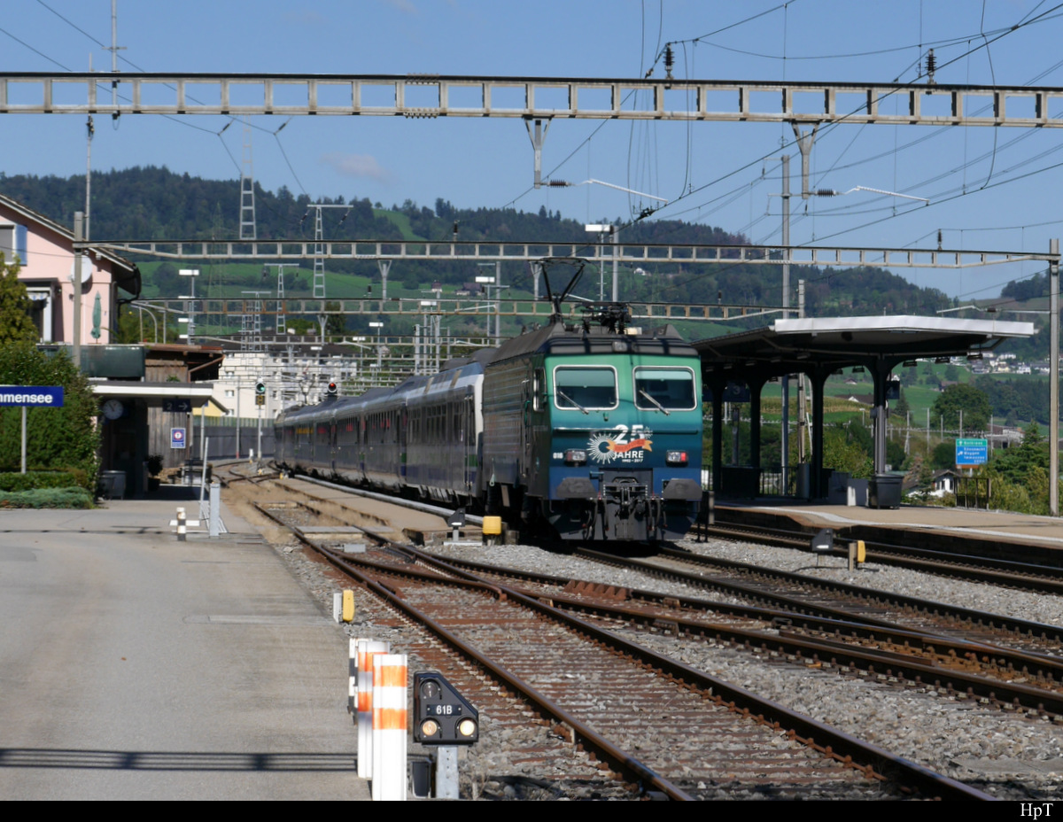 SOB / Voralpenexpress - Nachschuss von der Lok Re 4/4 446 016-6 am Schluss des Voralpenexpress bei der Durchfahrt in Immensee am 25.09.2018
