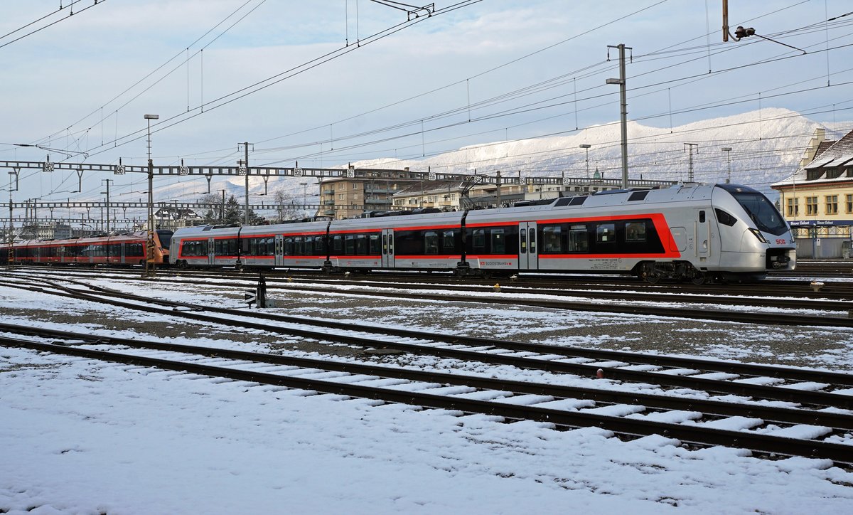 SOB RABe 526 002-1 für den Regionalverkehr auf die nächste Testfahrt wartend im Güterbahnhof Solothurn am 11. Januar 2019.
Fotostandort Wiese neben Güterbahnhof, Bildausschnitt Fotoshop.
Foto: Walter Ruetsch