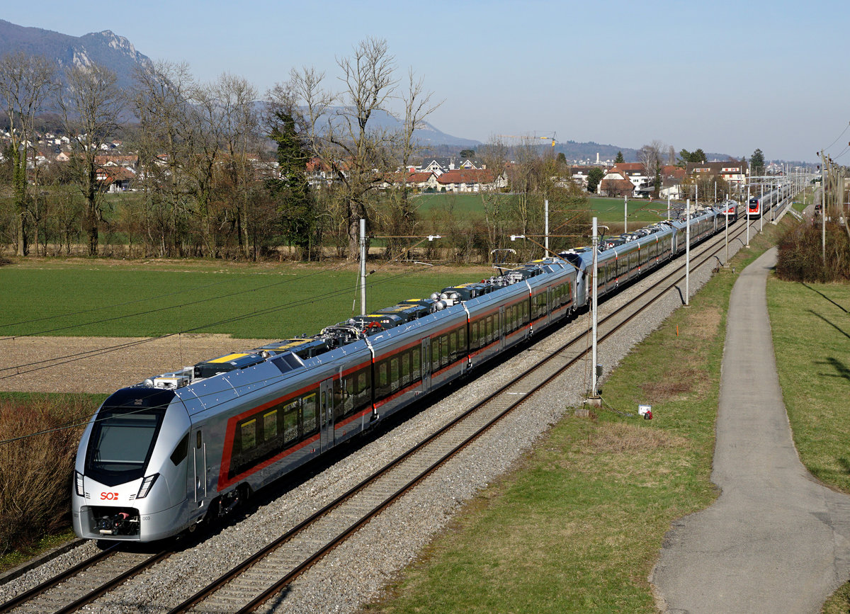 SOB RABe 526 002-1 für Regionalverkehr zusammen mit drei Schwesterfahrzeugen (4-fach-Traktion) auf Testfahrt zwischen Solothurn und Grenchen am 21. März 2019.
Foto: Walter Ruetsch 