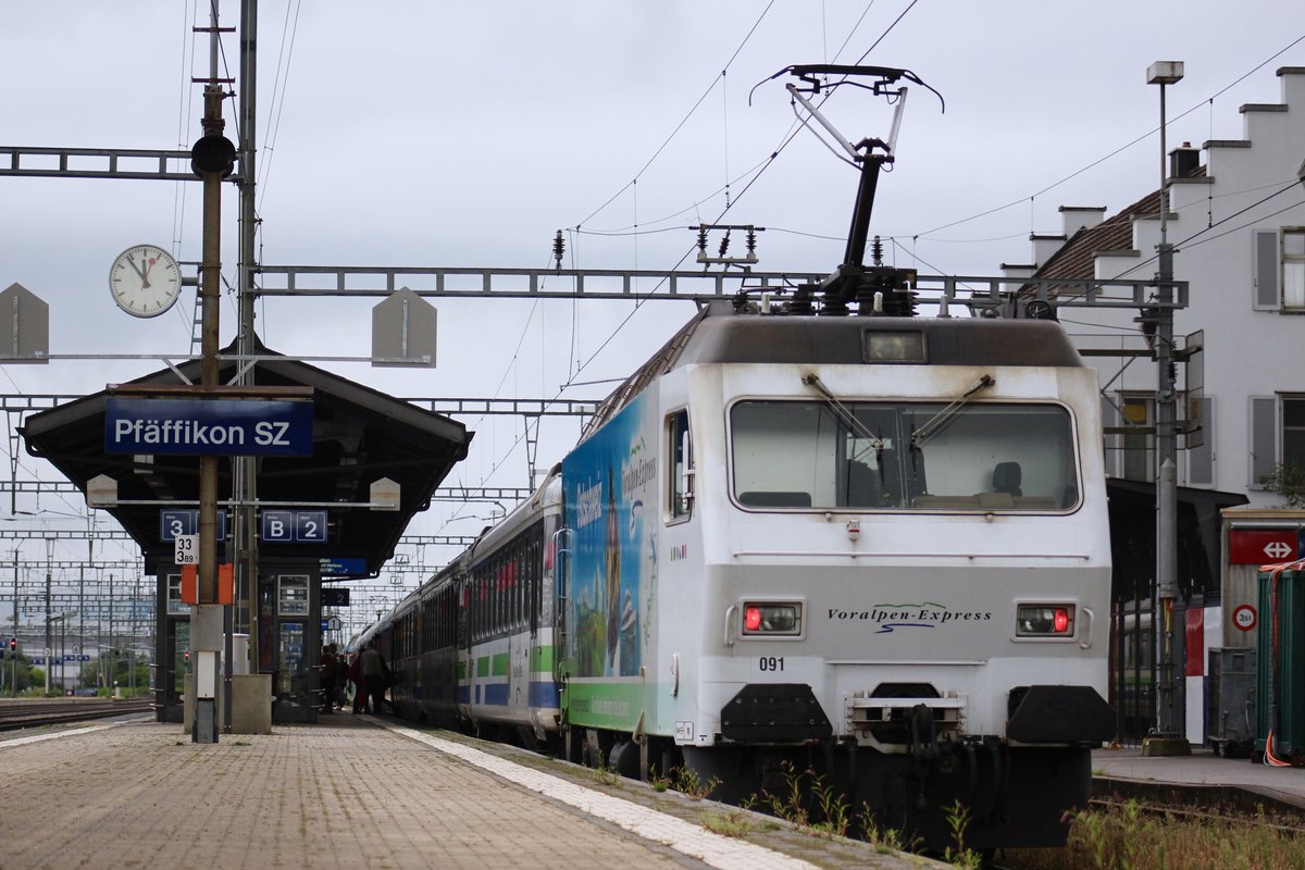 SOB Re 456 091-8 mit VAE 2573 von Luzern via Kssnacht am Rigi, Arth-Goldau, Biberbrugg, Pfffikon SZ, Rapperswil, Schmerikon, Uznach, Herisau nach St. Gallen bei einem kurzen Halt am 2. September 2017 auf Gleis 2 im Bahnhof Pfffikon SZ.