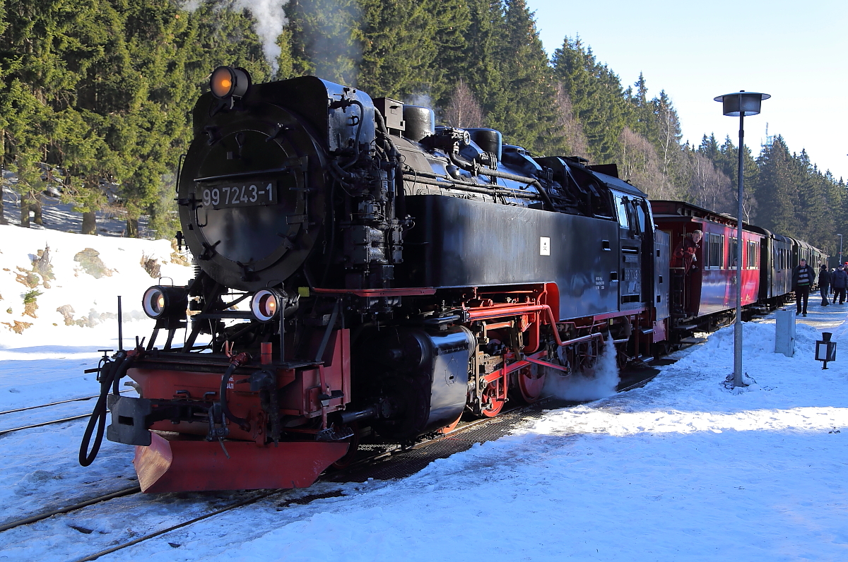 Soeben ist 99 7243, mit ihrem IG HSB-Sonderzug am 13.02.2015 auf der Fahrt zum Brocken, in den Bahnhof Schierke eingelaufen.