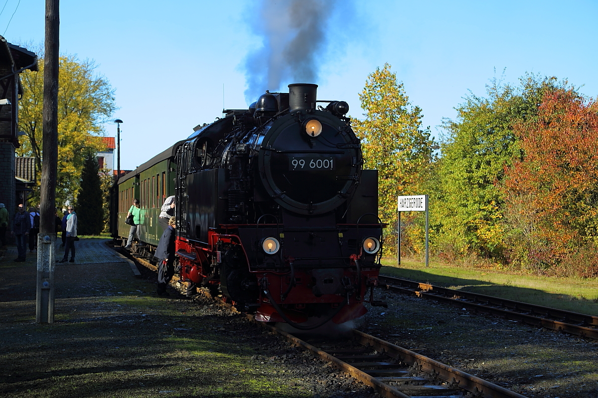 Soeben ist am 19.10.2014 99 6001 mit Ihrem IG HSB-Sonderzug im Bahnhof Harzgerode eingelaufen und wird jetzt abgekuppelt, um ans andere Ende des Zuges umzusetzen.