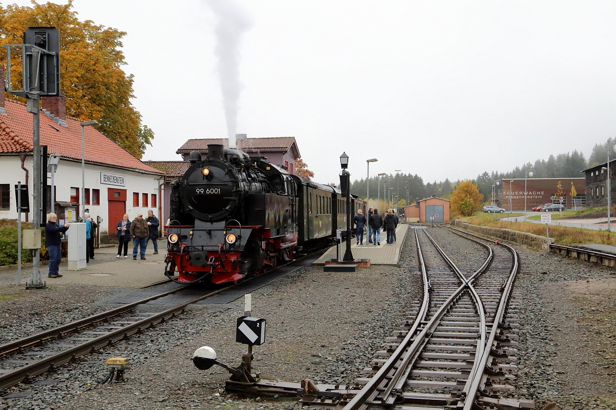 Soeben hat 99 6001 am Vormittag des 22.10.2016 den Bahnhof Benneckenstein erreicht. Hier muß, bevor es weiter in Richtung Nordhausen geht, die Kreuzung mit einem Triebwagen (P8902) abgewartet werden. (Aufnahme vom geöffneten Bahnübergang)