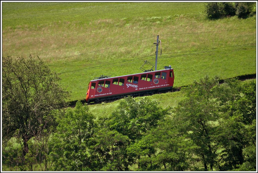 Sogar vom Kursschiff Alpnachstad - Luzern aus lässt sich die Pilatusbahn auf den ersten Metern fotografieren. (03.07.2014)
