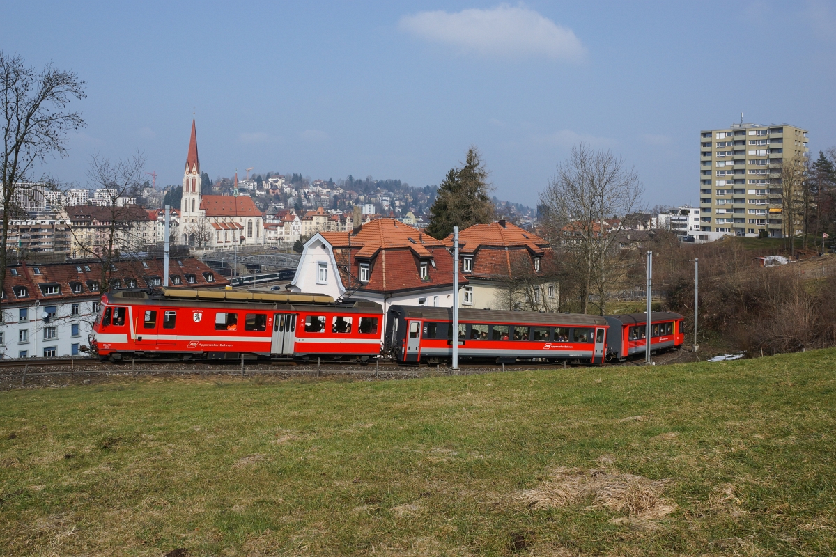 Solche Bilder werden bald schon nicht mehr möglich sein. In wenigen Jahren wird der Zahnradabschnitt in St. Gallen durch die neue Durchmesserlinie ersetzt. Grund genug, der Ruckhalde einen Besuch abzustatten:
Auf dem Bild zu sehen ist der BDeh 4/4 11, welcher sich eben erst auf die Reise Richtung Appenzell gemacht hat (14.03.2015).