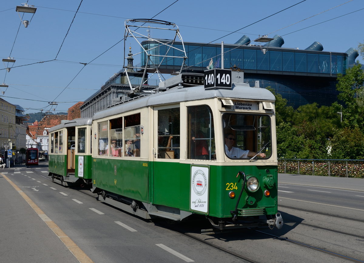  Sommerbim  unterwegs heißt es noch bis zum 02. September 2018 in Graz wo anlässlich des 140-Jahrjubiläums der Straßenbahn jeden Freitag, Samstag und Sonntag von 09:00 bis 18:00 Uhr im Stundentakt Publikumsfahrten mit Oldtimern zwischen den Stationen Laudongasse und Liebenau Murpark kostenlos stattfinden. Am Sonntag den 12. August 2018 war Tw 234 samt Beiwagen 401B im Einsatz und wurde von mir auf der Erzherzog-Johann-brpcke  bildlich festgehalten. https://www.tramway-museum-graz.at/_lccms_/_00781/Sommerbim.htm?VER=180701231807&MID=275&LANG=ger 