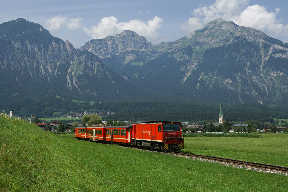 Sommerferien 2016 im Zillertal: D 15 der Zillertalbahn fährt am 22.07.2016 von Strass im Zillertal Richtung Schlitters.