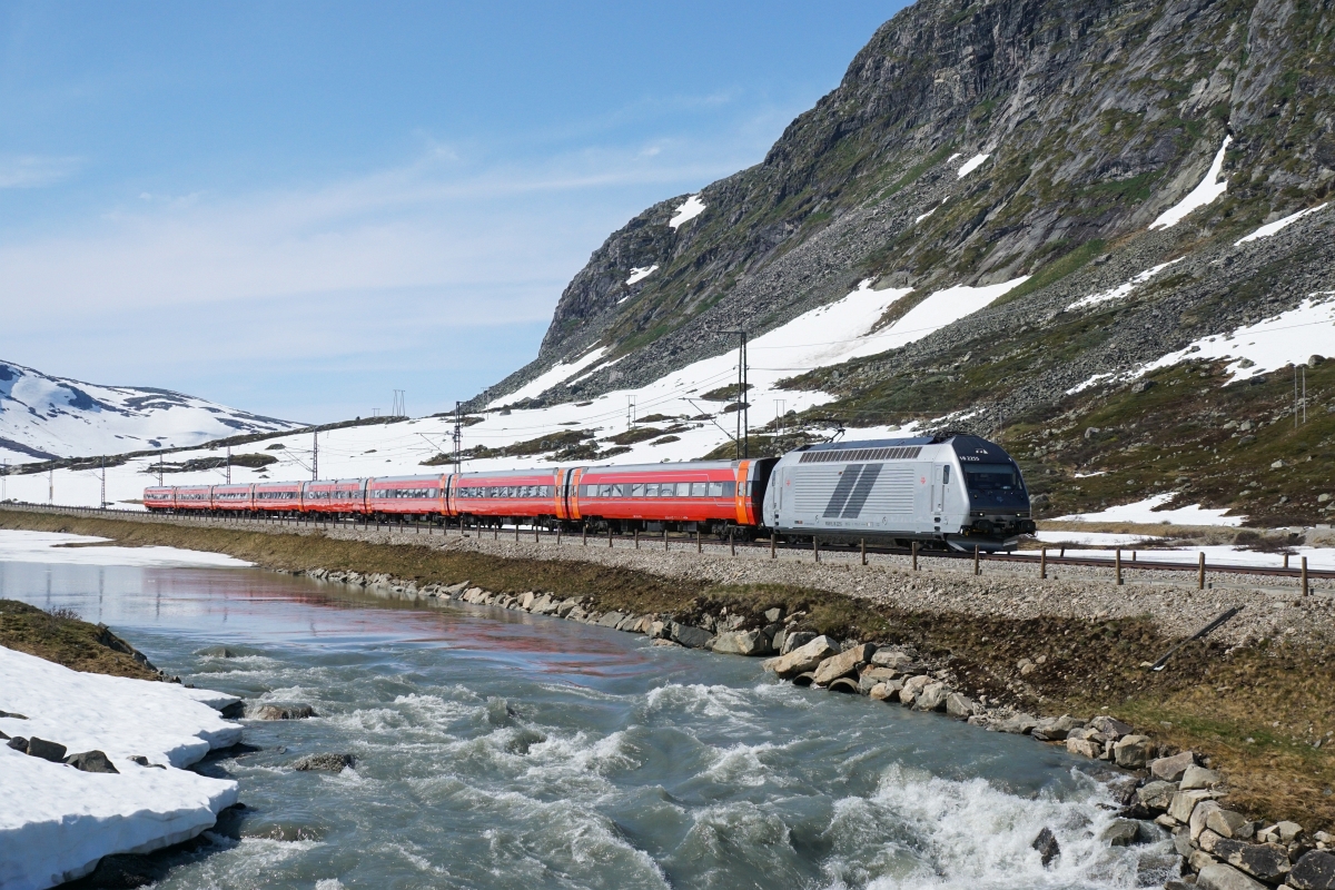 Sommerferien in Skandinavien, 1. Teil: An der Bergenbahn: El 18 2255 donnert am 04.07.2015 mit dem Rt 602 von Finse herkommend talwärts.