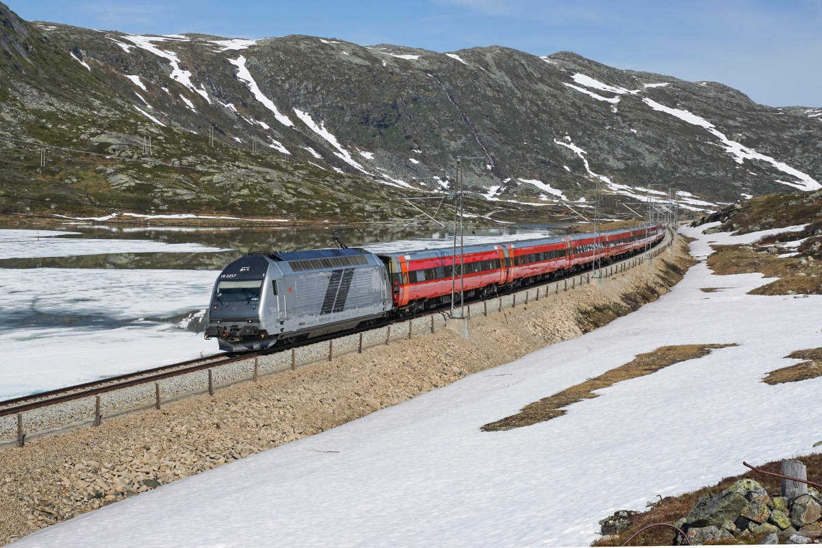 Sommerferien in Skandinavien, 1. Teil: An der Bergenbahn: El 18 2257 zieht am 04.07.2015 den Rt 601 dem Unteren Storurdevatnet entlang Richtung Finse.