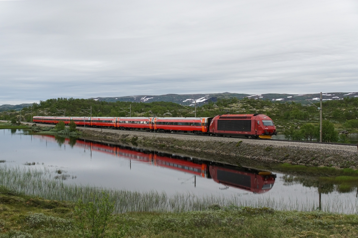 Sommerferien in Skandinavien, 1. Teil: An der Bergenbahn: Die doppelte El 18 2262 überquert am Abend des 07.07.2015 einen Damm zwischen Ustaoset und Haugastøl. Ausnahmsweise war ich nicht unglücklich, dass es ein paar Wolken am Himmel hatte, wäre doch diese Aufnahme bei vollem Sonnenschein nur mit Seitenschatten möglich gewesen.