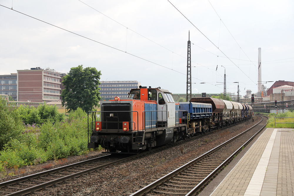 Sonata 214 006 wurde mit ihrem Güterzug vom Haltepunkt Krefeld-Hohenbudberg Chempark aus abgelichtet.
Aufnahmedatum: 13.07.2016