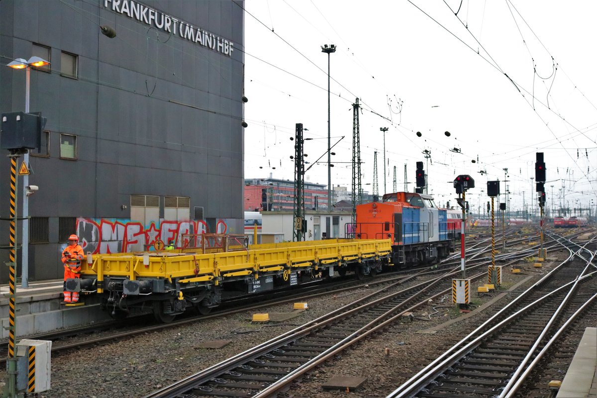 Sonata Logistics 203 162-3 Rangiert am 01.12.18 bei einen Bauzugeinsatz in Frankfurt am Main Hbf mit einem Flachwagen vom Bahnsteig aus fotografiert