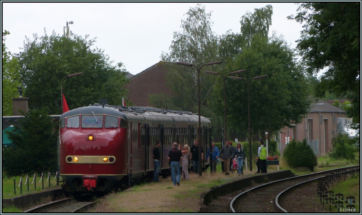 Sonderfahrt auf der Miljoenenlijn in Süd Limburg (NL). Dieser Plan U Dieseltriebwagen ist zu Gast bei der ZLSM. Noch kurz ein Erinnerungsfoto am Bahnsteig
,bevor es gleich zurückgeht nach Simpelveld.Aufnahme vom 13.Juni in Wijlre.