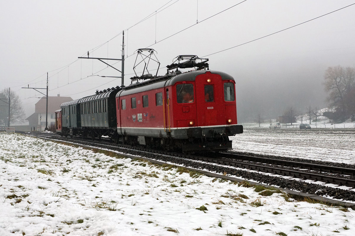 Sonderzug vom 11. Dezember 2017 im Dienste des Bahnmuseums Kerzers mit Re 4/4 I 10009 + C 5820 + F 16005 + Tm 65 bei Lyss auf der Fahrt nach Kallnach, wo zwei Speisewagen und ein G Wagen auf die Überfuhr nach Tschechien warteten.
Foto: Walter Ruetsch
