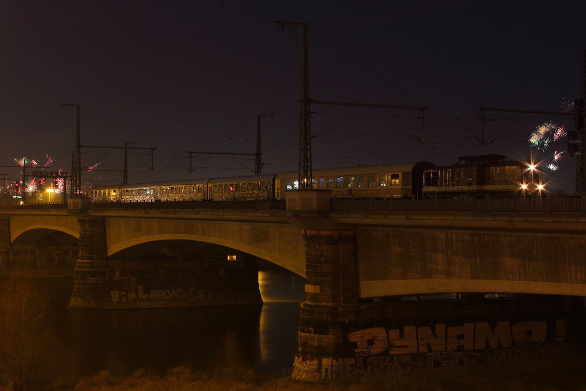 Sonderzug auf der Marienbrücke an Silvester kurz nach 0Uhr mit der BR 112 331. Aufgenommen schon im Jahr 2018 in den ersten Minuten ;-) 