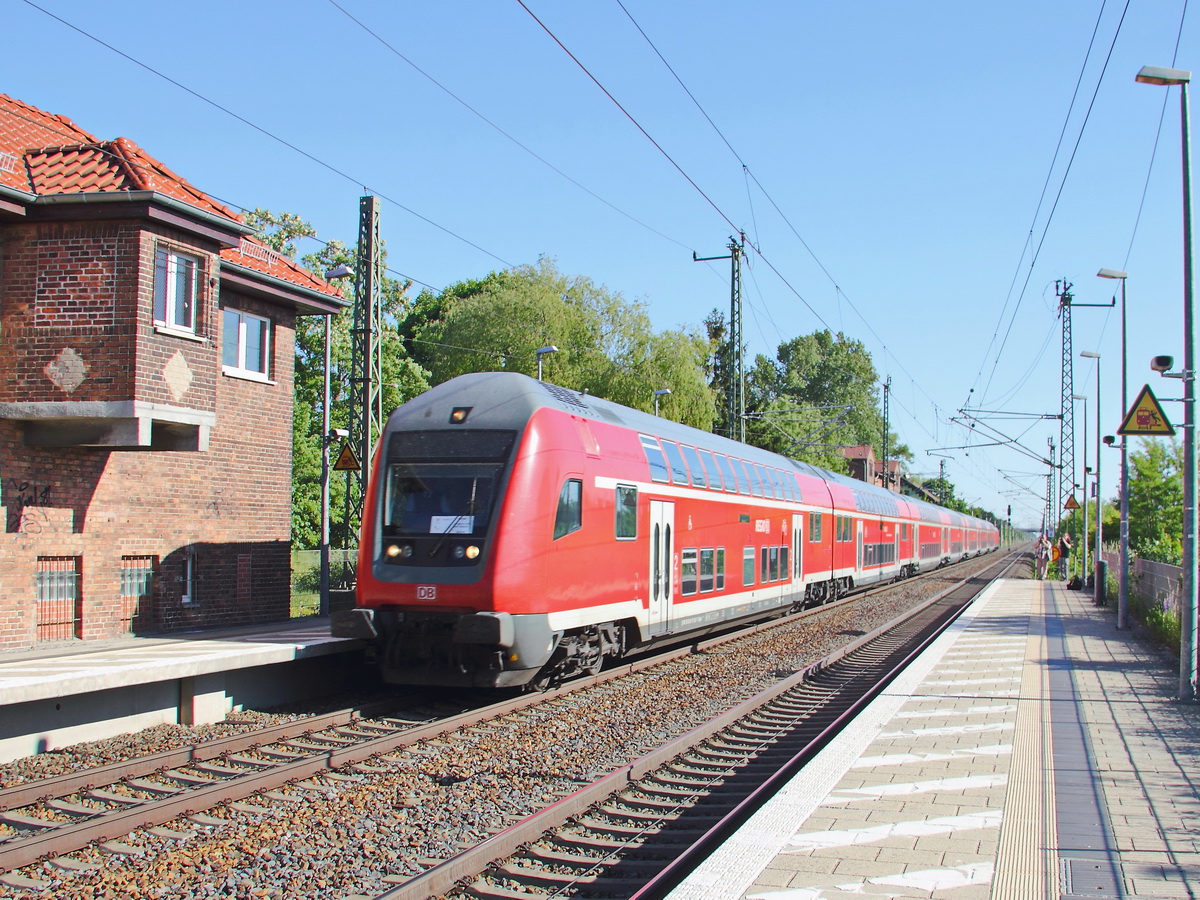 Sonderzug geschoben von einer unbekannt gebliebenen BR 146 mit 7 Dosto zum Kirchentag 2017 von Berlin nach Lutherstadt Wittenberg am 28. Mai 2017 in Großbeeren.
  				
