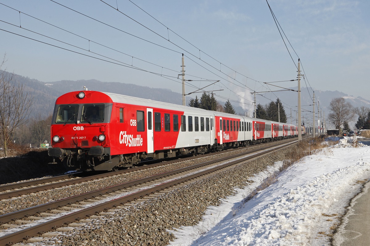 Sonderzug von Graz nach Schladming geführt von Steuerwagen 80-73 207 bei Niklasdorf am 24.01.2017.