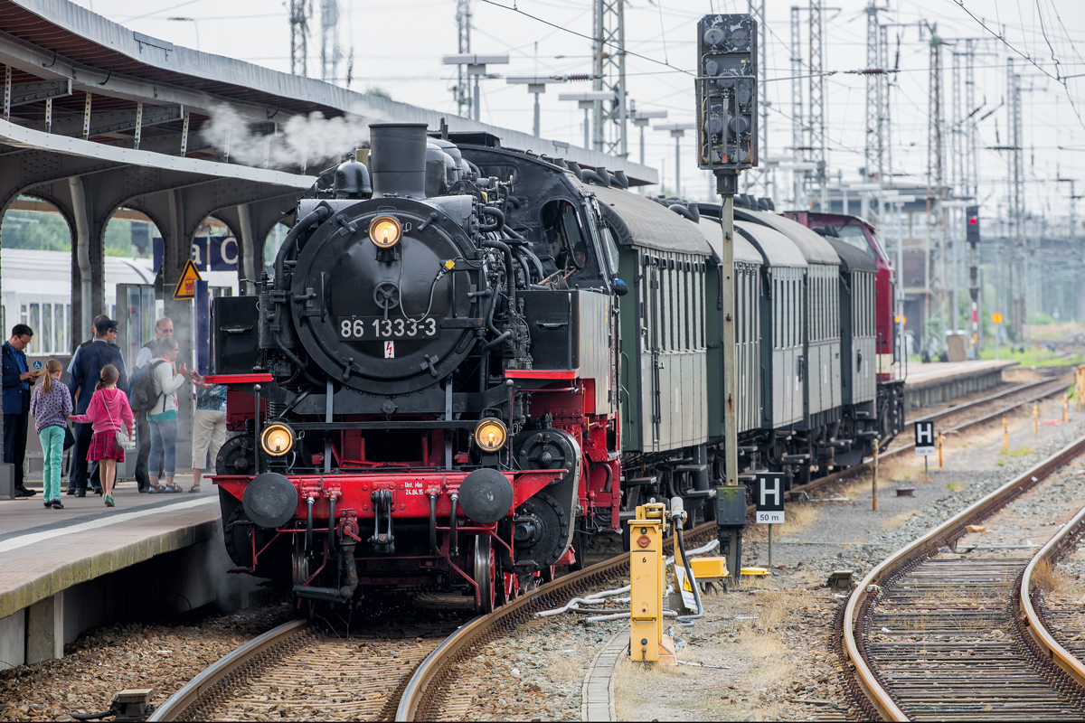 Sonderzug mit den Lok’s der BR 86 als Zuglok und der BR 112 als Schlusslok am Bahnsteig 6 in Stralsund warten auf das Abfahrtsignal. - 05.08.2016
