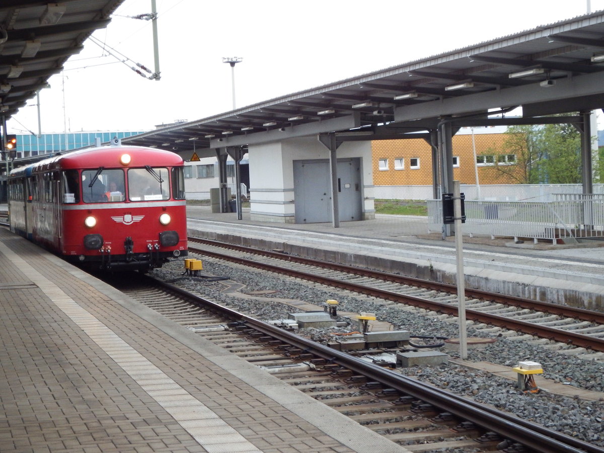 Sonderzug der Wisentatalbahn, der bei der Rückfahrt aus Gera erst über die Elstertalbahn bis Weischlitz und dann über Plauen/Vogtl.ob.Bhf mußte,um wieder nach Mühltroff und Schleiz zu kommen. Hier bei der Ausfahrt aus dem oberen Bahnhof Plauen/V.