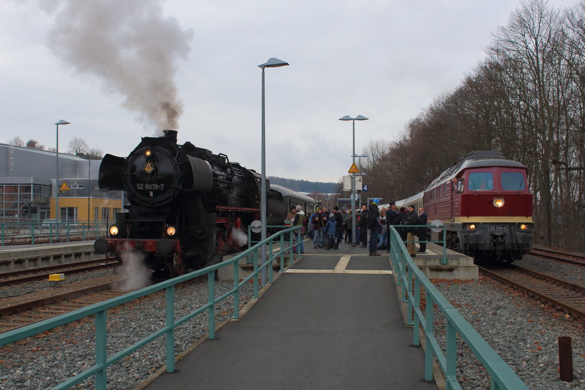 Sonderzugtreffen auf dem Bahnhof von Schwarzenberg. Einmal unterdampf mit der 52 8079 und der rechte aus Erfurt kommend mit der 132 334. Aufgenommen am 16.12.2017 