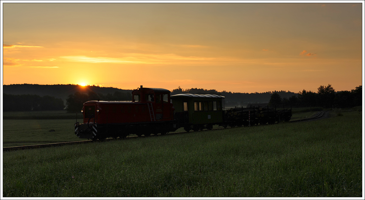 Sonnenaufgang im Stainztal. D7 (Mk 48.2019) mit ihrem Fotogüterzug auf der Stainzbahn zwischen den Haltestellen Neudorf/Stainztal und Herbersdorf am 26.6.2015.