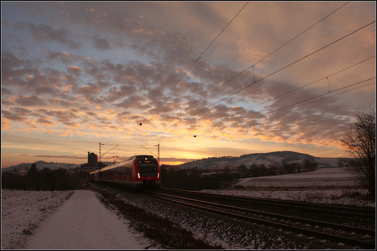 Sonnenaufgang im Winter -

S-Bahn bei Weinstadt-Endersbach im Remstal.

10.01.2017 (M)
