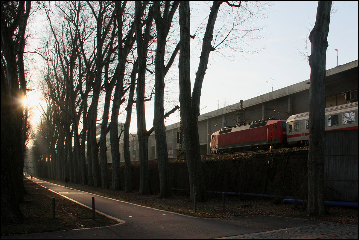 Sonnenlicht und Schatten -

...lässt die Form der Lok der Baureihe 120 in besonderem Licht erscheinen. Am Unteren Schlossgarten in Stuttgart.

27.01.2017 (M)