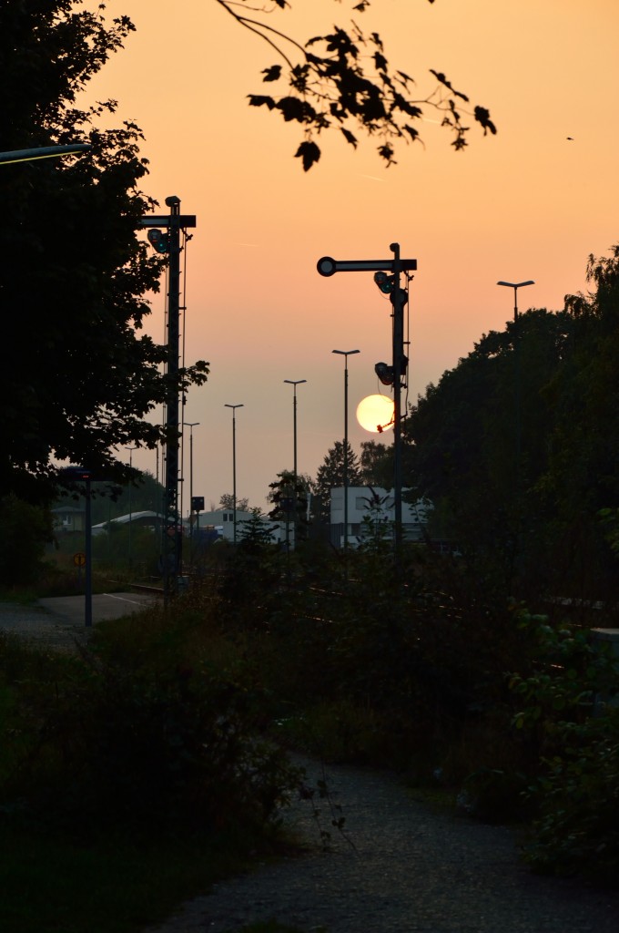 Sonnenuntergang im Bahnhof Rheindahlen der am Eiseren Rhein liegt.