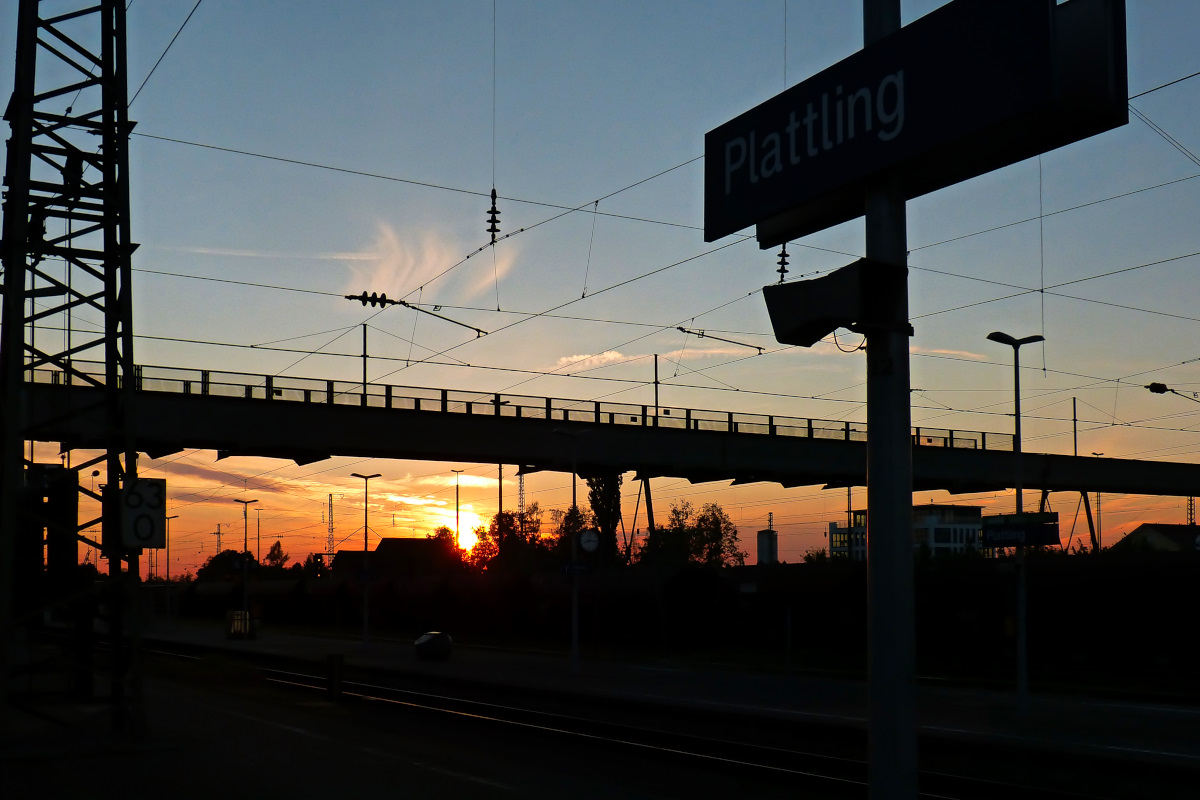 Sonnenuntergangsstimmung im Bahnhof Plattling am 09.05.2016