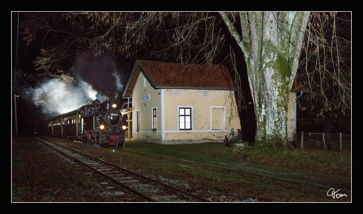 Spätabends fährt die Dampflok 498.04 mit einem Adventzug im Bahnhof Pergern ein. 
08.12.2018