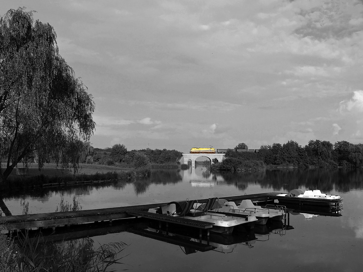 Spätsommer ist bereits im vollen Gang als ES64U2 080 mit dem LGAG 61072 bei Bernhardsthal über dem kleinen Teich in Richtung Breclav rollt. Aufgenommen am 10.09.2014.