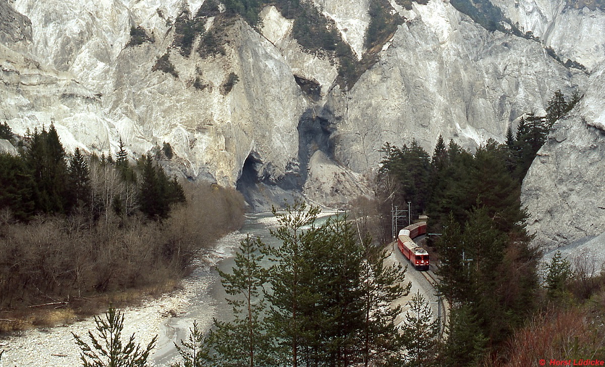 Spektakulär bahnt sich der Vorderrhein bei Trins seinen Weg, geradezu winzig wirkt die Ge 4/4 II mit ihrem Zug (April 1996). Da fehlen dem Besucher vom Niederrhein fast die Worte.