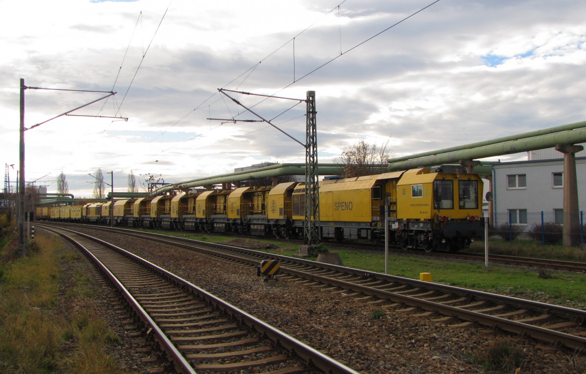 SPENO INT. RR 48 M-5 (99 87 9127 507-1 F-SPENO) Schienenschleifzug, am 11.11.2015 abgestellt Erfurt Ost. Das Foto wurde vom Bahnübergang aus gemacht.
