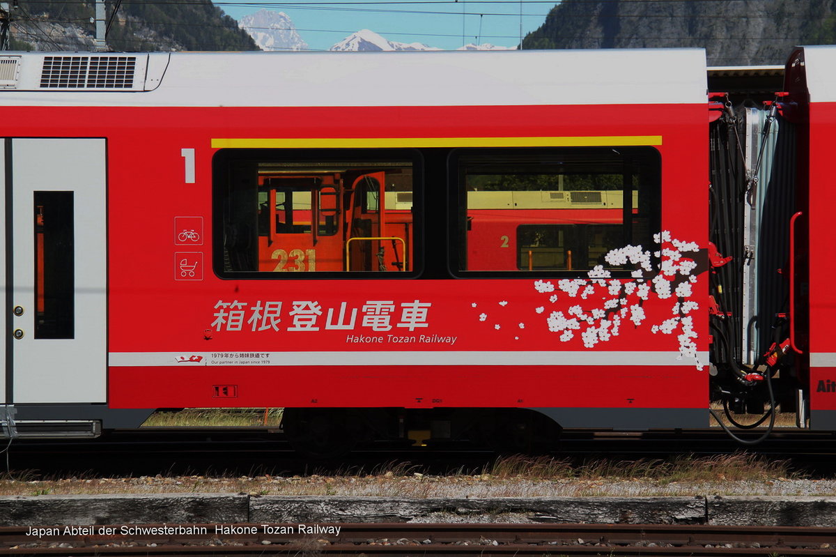 spezielles  Japan Abteil  der Schwesterbahn im ALVRA Gliederzug.Landquart 16.05.17