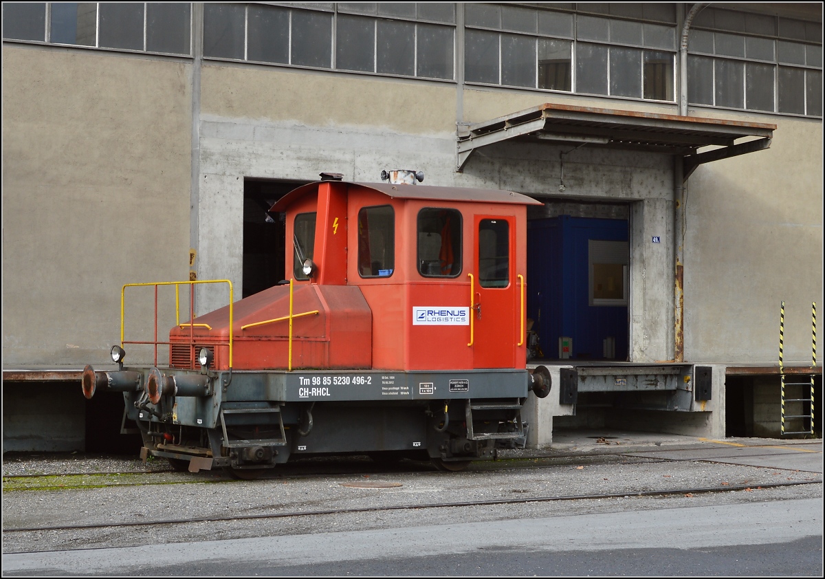 Spitzmaus (Tm<sup>I</sup>) der Rhenus Logistics vor der Laderampe, sie trägt inzwischen die UIC-Nummer Tm 98 85 5230 496-2. Romanshorn, November 2015.