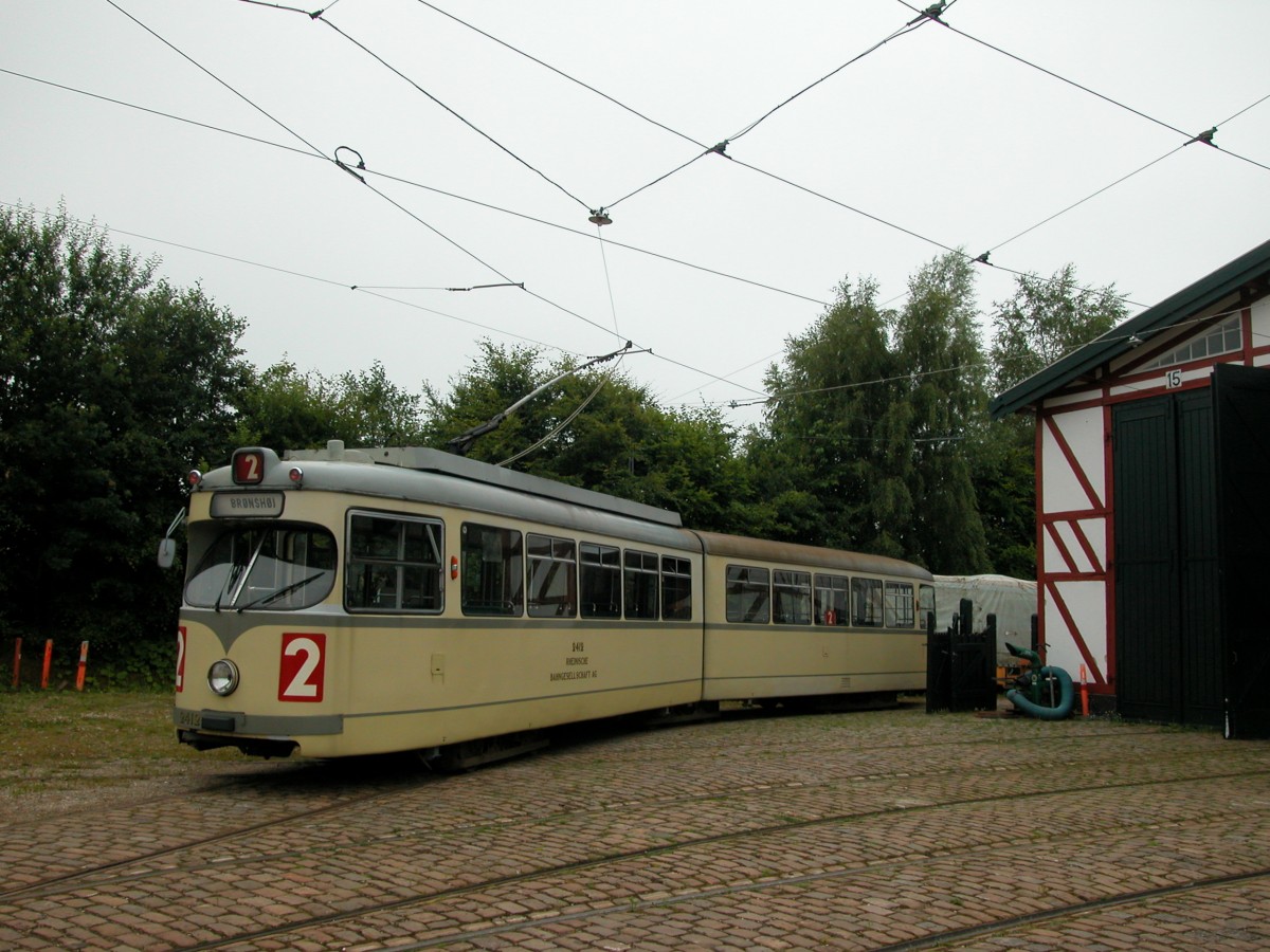 Sporvejsmuseet Skjoldenæshom / Dänisches Strassenbahnmuseum am 7. Juli 2012: Rheinische Bahngesellschaft AG GT6 2412. - Da ein grosser Teil des Wagenparks der Kopenhagener Strassenbahnen (KS) Ende der fünfziger Jahre unzeitgemäss war und die Verwaltung der KS deshalb neue Strassenbahnwagen anschaffen wollte, lieh man bei der Rheinischen Bahngesellschaft AG in Düsseldorf den GT6 2412, einen modernen Gelenktriebwagen, der 1957 von DÜWAG gebaut worden war, um herausfinden zu können, ob dieser Wagentyp für den Strassenbahnverkehr in Kopenhagen geeignet sein würde. Weil man mit dem Test des GT6 2412 zufrieden war, bestellte man bei DÜWAG 100 Gelenktriebwagen, von denen ein Teil von der KS-Hauptwerkstätte montiert und fertig gestellt werden sollte. Die neuen Strassenbahnen wurden in den Jahren 1960 bis 1968 geliefert und bekamen die Nummern 801 - 900. 