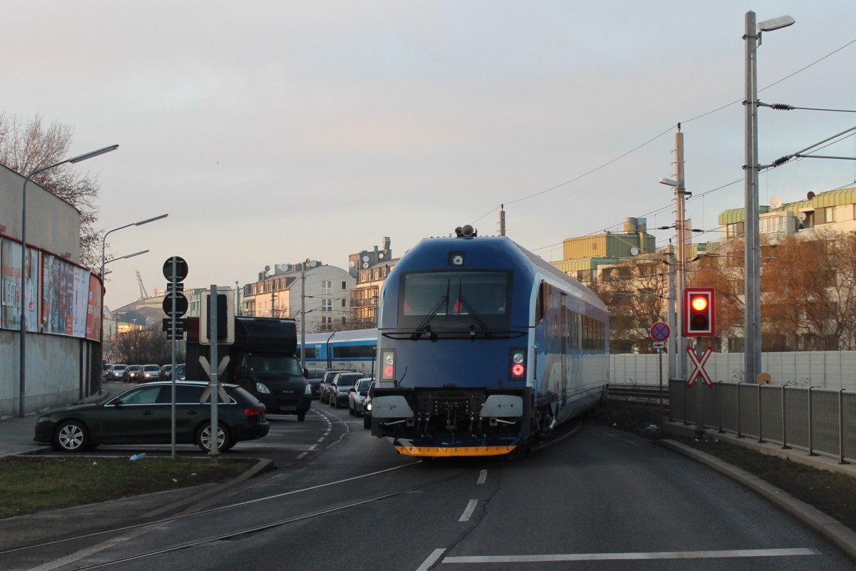 SPROB 97666 von Ebenfurth (Ef) nach Simmering Aspangbahn (Sah), weiter in die AB Siemens, hier zum sehen die 5-teilige CZ CD RailJet Garnitur, geschoben wurde sie bis zur Weiche von 1216 235; am 07.02.2014