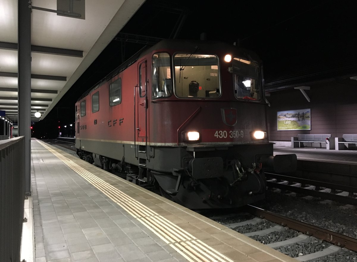 Spt in der Nacht fuhr ich mit der Re III 11350 | 430 350-9 von Langenthal via Burgdorf nach Solothurn, hier bei einem Halt in Aefligen, 24.05.2017.