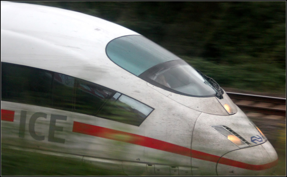 Spuren der Fahrt -

In werbewirksam unterwegs ist dieser ICE 3, dafür ist er zu verdreckt. Mitzieher aus einer parallel verkehrenden S-Bahn irgendwo zwischen Köln-Deutz und Köln-Mülheim. 

Spiegelungen in der Scheibe bestimmen den Schnitt an der unteren Kante.

07.10.2014 (M)