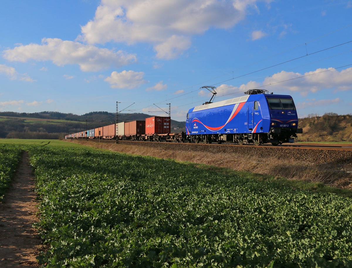 SRI 145 087-3  Barbara  mit Containerzug in Fahrtrichtung Süden. Aufgenommen bei Strahlshausen am 03.04.2015.